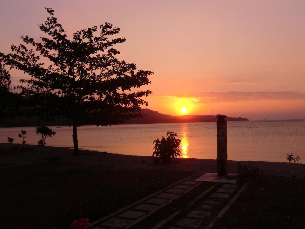 Star Sand Beach Resort Sekotong Luaran gambar
